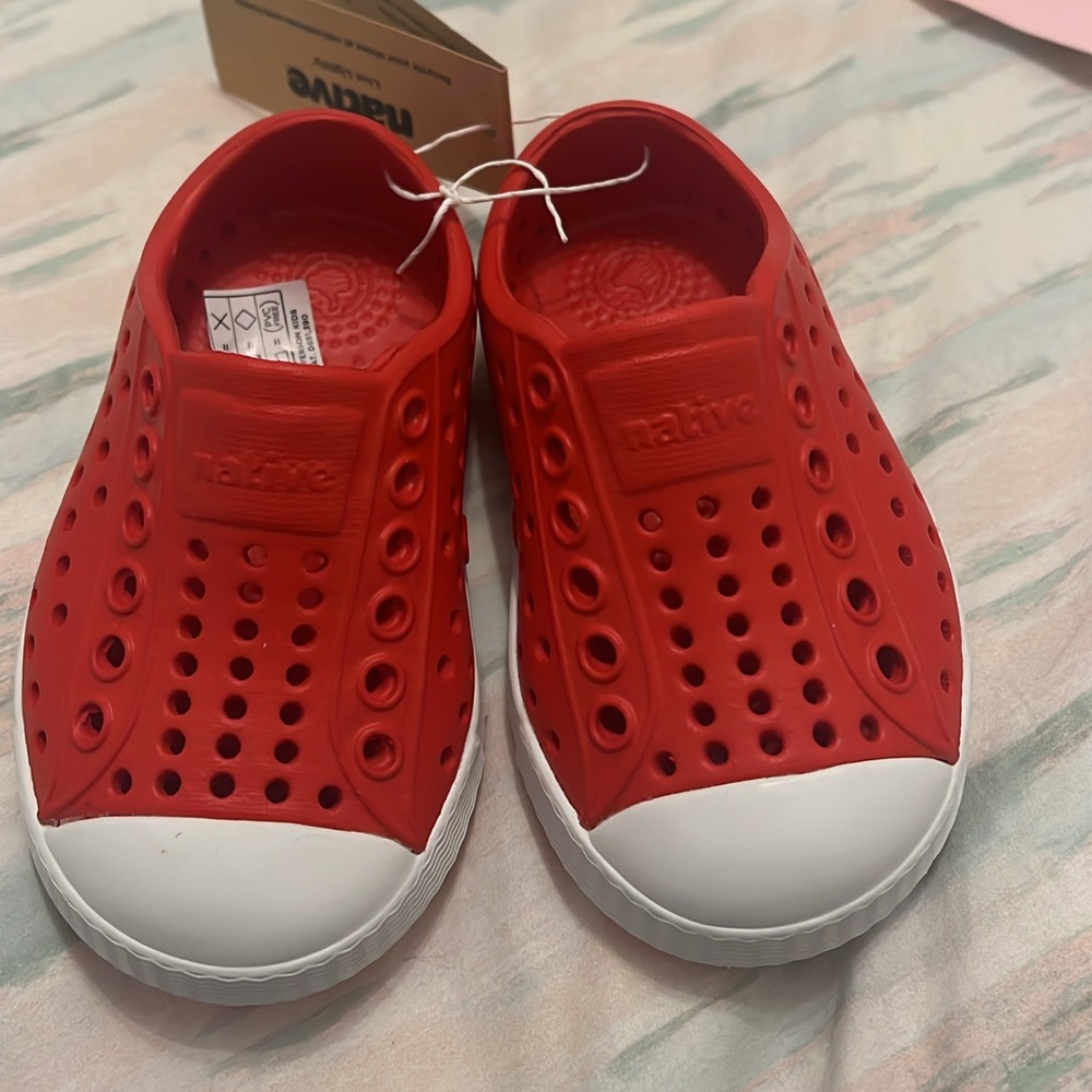 NWT red Native sandals Jefferson style-C4